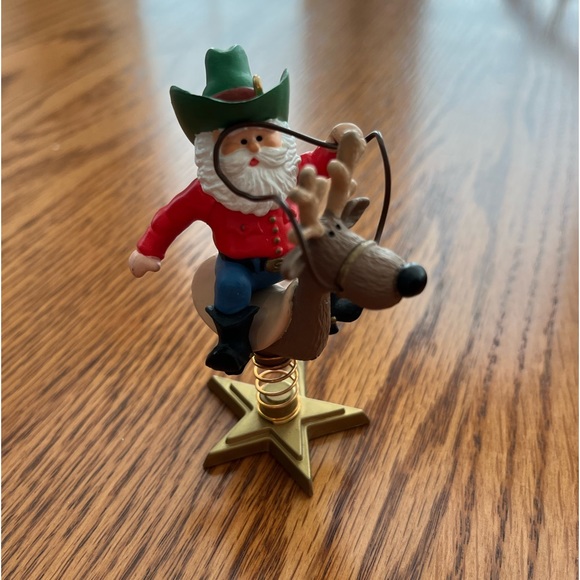 Bundle of 10 vintage Hallmark Keepsake Santa ornaments. - Picture 10 of 11